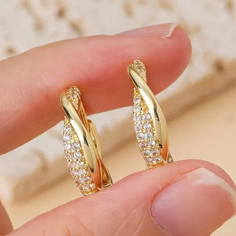 Clara™ | Pendientes de aro entrelazados con circonita
