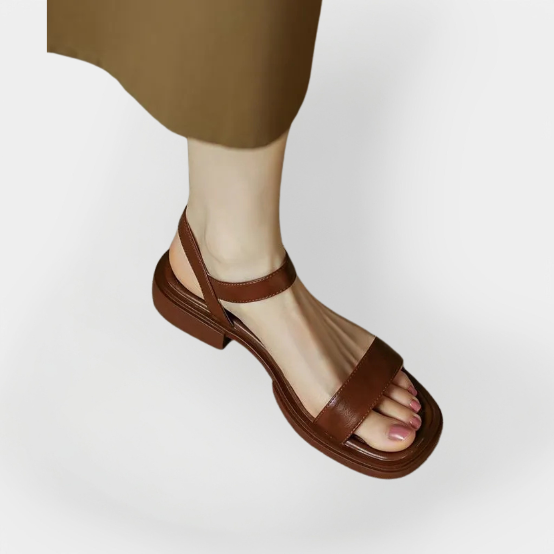 Sandalias de cuero con tacón bajo