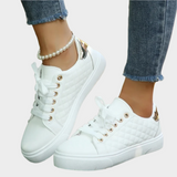 Calzado deportivo moderno con detalles en textura acolchada