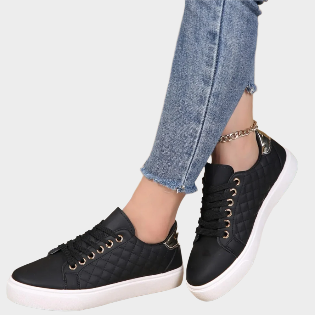 Calzado deportivo moderno con detalles en textura acolchada