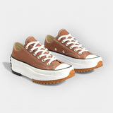 Zapatos deportivos modernos con suela gruesa