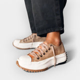 Zapatos deportivos modernos con suela gruesa