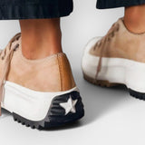 Zapatos deportivos modernos con suela gruesa