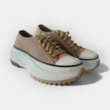 Zapatos deportivos modernos con suela gruesa