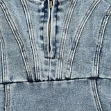 Vestido Janessa de Denim con Tirantes Ajustables y Abertura Frontal